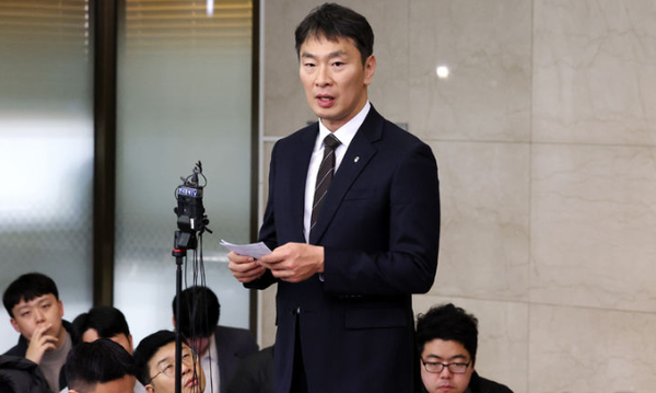 이복현 금융감독원장이 28일 오전 서울 중구 은행회관에서 열린 '금융감독원장-은행지주 이사회 의장 간담회'를 마친 후 브리핑을 하고 있다. 2024.11.28 / 출처 - 뉴시스 (포인트경제)