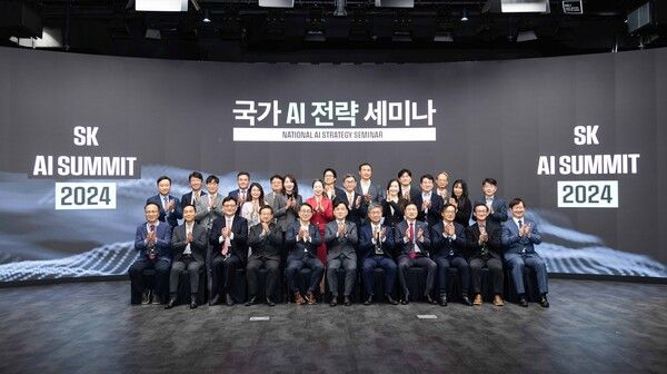 세미나에 참석한&nbsp;AI·ICT&nbsp;전문가들이 함께 포즈를 취한 모습.&nbsp;앞줄 왼쪽 두번째부터&nbsp;김지현&nbsp;SK경영경제연구소 부사장,&nbsp;한순구 연세대 경제학부 교수,&nbsp;허성욱 정보통신산업진흥원(NIPA)&nbsp;원장,&nbsp;유영상&nbsp;SK텔레콤&nbsp;CEO,&nbsp;강도현 과기정통부 제2차관,&nbsp;이원우 서울대 법학전문대학원 교수,&nbsp;손승현 한국정보통신기술협회(TTA)&nbsp;회장 /SK텔레콤 제공