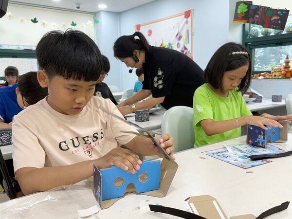 LG이노텍이&nbsp;운영하는&nbsp;'소재·부품&nbsp;과학교실'에&nbsp;참여한&nbsp;어린이들이&nbsp;VR안경&nbsp;만들기&nbsp;실습을&nbsp;하고&nbsp;있다. /LG이노텍 제공