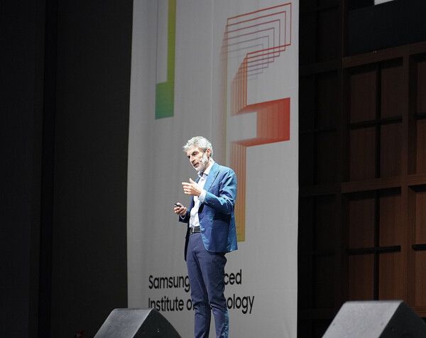 '삼성 AI 포럼 2024'에서 기조 강연을 하고 있는 캐나다 몬트리올 대학교 요슈아 벤지오 교수 /삼성전자 제공