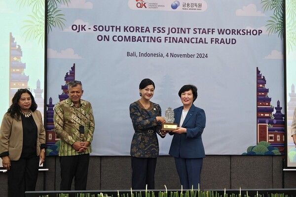 우리은행 금융소비자보호그룹 정현옥 그룹장(오른쪽 첫번째)이 인도네시아 금융당국 관계자로부터&nbsp;‘장금(場金)이 결연’&nbsp;소개 감사패를 수여 받고 기념촬영을 하고 있다. /우리은행 제공