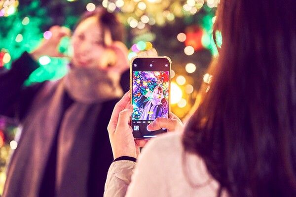 복합문화공간 ‘시몬스 테라스’에서 크리스마스 트리 및 일루미네이션을 즐기고 있는 사람들 /시몬스 침대 제공