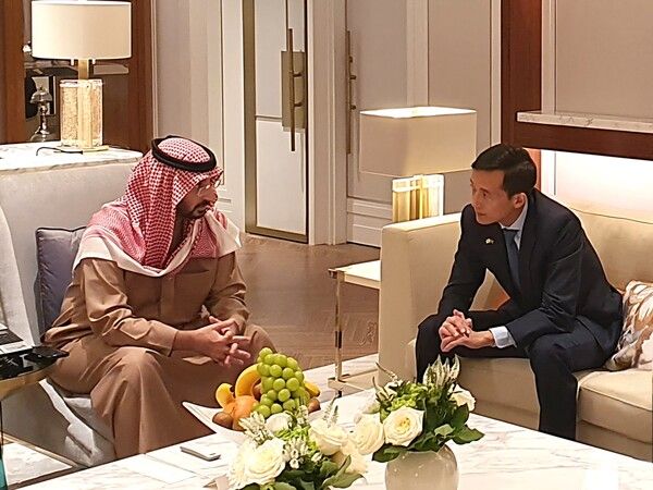 김동관 한화그룹 부회장이 4일 압둘라 빈 반다르 알 사우드 사우디아라비아 국가방위부 장관과 만나 사우디의 국가발전전략인 '비전2030'의 안보 및 경제 분야 협력방안을 논의했다. /한화 제공