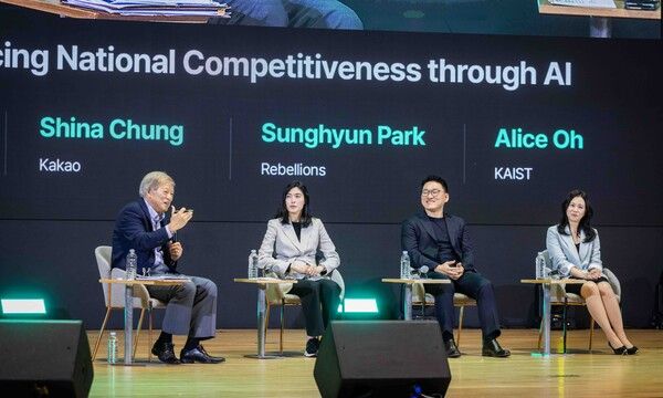 5일 오후 서울 강남구 코엑스에서 열린 ‘SK AI&nbsp;서밋(SUMMIT)’의&nbsp;'국가&nbsp;AI&nbsp;전략’ 세션 패널 토의에서 참석자들이 발언하고 있다.&nbsp;왼쪽부터 염재호 태재대 총장 겸 국가AI위원회 부위원장,&nbsp;정신아 카카오 대표,&nbsp;박성현 리벨리온 대표,&nbsp;오혜연&nbsp;KAIST&nbsp;전산학부 교수&nbsp;/SK 제공