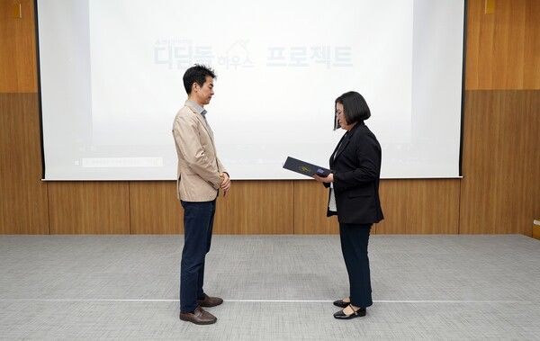 지난 6일 진행된 「제9회 디딤돌 문화교실」 수료식에서 현대엔지니어링 김민석 지속가능경영팀장이 임하정 서울시 자활지원과장으로부터 감사장을 받고 있다.