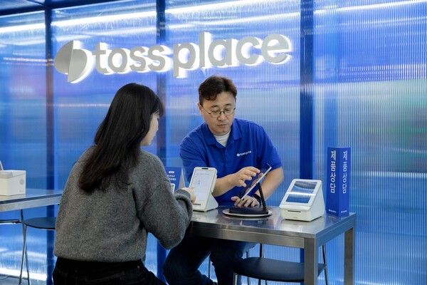 예비 창업자가&nbsp;‘상담존’에서 토스 단말기 설치 전문 상담을 받고 있는 모습 /토스 제공