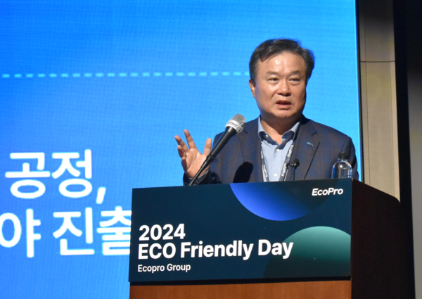 8일 서울 여의도 페어몬트 앰버서더 호텔에서 열린 2024 에코프렌들리데이, 에코프로그룹 투자자 포럼에서 기조연설 중인 이동채 전 에코프로 회장 모습 /에코프로 제공
