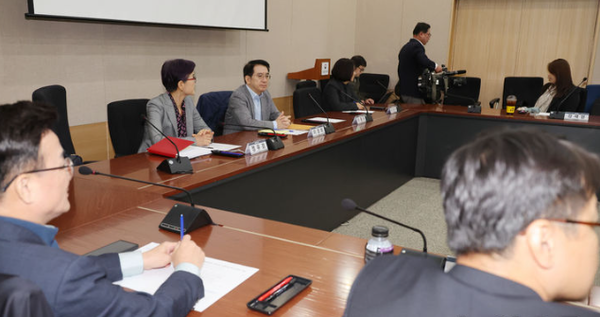 이정희 배달플랫폼-입점업체 상생협의체 위원장이 7일 서울 종로구 정부서울청사 별관에서 열린 배달플랫폼-입점업체 상생협의체 제11차 회의에 참석해 논의를 진행하고 있다. 2024.11.07 / 뉴시스 (포인트경제)