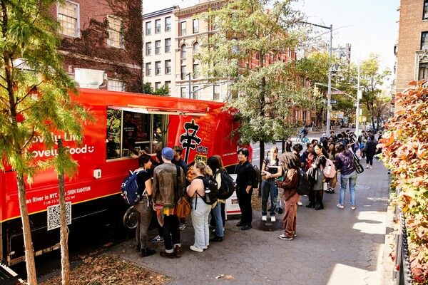 농심 신라면 푸드트럭에서 신라면을 즐기는 미국 현지 소비자들 /농심 제공