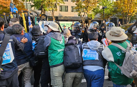 9일 서울 세종대로 일대에서 전국민주노동조합총연맹(민주노총) 등 시민단체가 집회를 진행하는 과정에서 집회 참가자 10명이 경찰에 넘겨졌다. /사진=뉴시스
