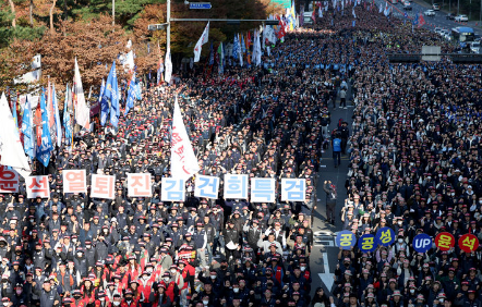 한국노총 조합원들이 9일 오후 서울 여의도 여의대로에서 열린 '윤석열 정권 반노동정책 심판! 2024 전국노동자대회'에서 구호를 외치고 있다. /사진=뉴시스