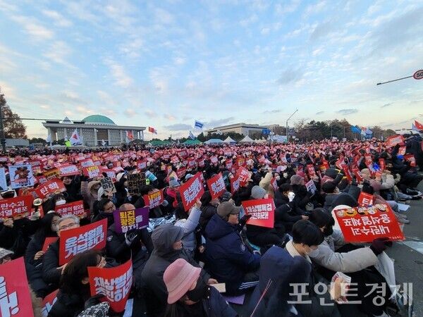 7일 국회 앞 촛불집회에 모인 많은 시민들 ⓒ포인트경제
