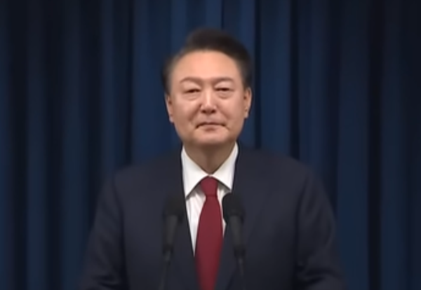 지난 7일 윤석열 대통령이 대국민담화를 통해 비상계엄 해제에 대한 이야기를 하며 옅은 미소를 짓고 있다. /윤석열 유튜브 갈무리