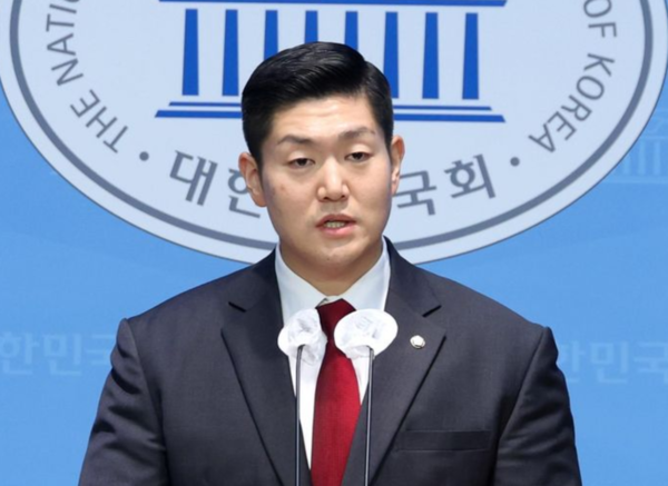 김재섭 국민의힘 의원이 11일 오후 서울 여의도 국회 소통관에서 '윤석열 대통령 탄핵 찬성' 기자회견을 하고 있다. /사진=뉴시스