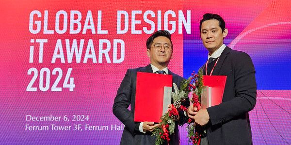 글로벌 디자인 잇어워드 2024에서 비주얼 커뮤니케이션 부문 수상 후 기념사진. (사진 오른쪽부터) 최기원 웰컴저축은행 디자인팀 팀장, 서동현 웰컴저축은행 디자인팀 과장 /웰컴저축은행 제공