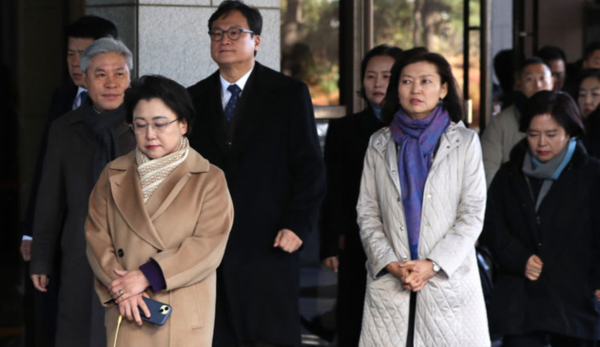 12일 서울 서초구 대법원에서 열린 자녀 입시비리와 청와대 감찰무마 등 혐의로 징역 2년 실형이 선고된 조국 조국혁신당 대표의 상고심 선고 방청을 마친 김선민 의원 등 조국혁신당 의원들이 법정을 나서고 있다. /사진=뉴시스