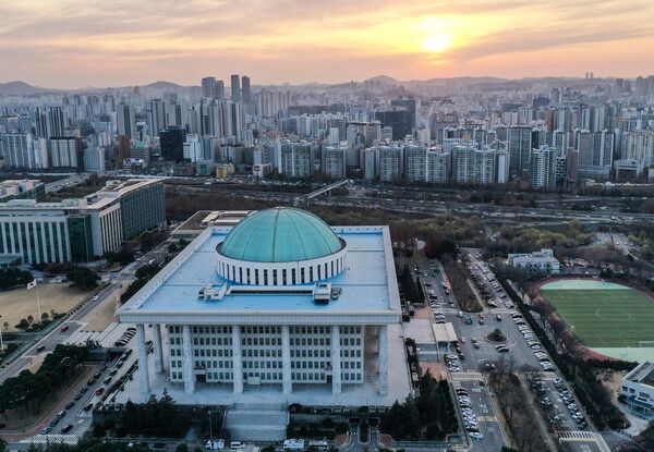 국회 윤석열 대통령에 대한 탄핵 소추안 표결을 하루 앞둔 13일 오후 서울 여의도 국회의사당이 보이고 있다. /사진=뉴시스
