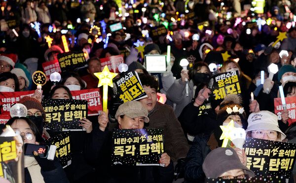 12일 서울 영등포구 국회 앞에서 촛불집회 참가자들이 윤석열 대통령 탄핵을 촉구하고 있다. /사진=뉴시스
