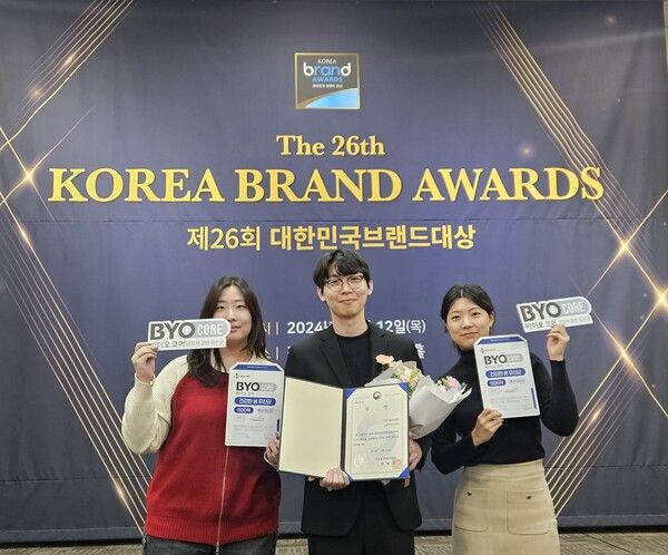 지난 12일 열린 '제26회 대한민국브랜드대상' 시상식에서 CJ웰케어 직원들이 산업통상자원부장관상 수상 후 기념 촬영을 하고 있다.