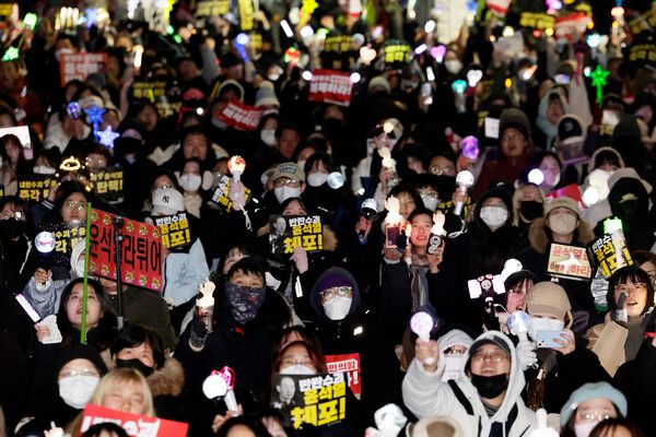 &nbsp;12일 서울 영등포구 국회 앞에서 촛불집회 참가자들이 윤석열 대통령 탄핵을 촉구하고 있다.