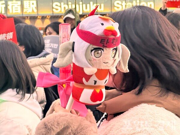 일본 도쿄 신주쿠옆 남쪽출구(新宿駅南口)에 윤석열 탄핵을 촉구하는 집회가 열리고 있다. ⓒ포인트경제 박진우 특파원