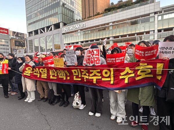 일본 도쿄 신주쿠옆 남쪽출구(新宿駅南口)에 윤석열 탄핵을 촉구하는 집회가 열리고 있다. ⓒ포인트경제 박진우 특파원