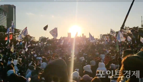 14일 오후 4시께 '윤석열 탄핵' 여의도 촛불집회에 참여하고 있는 시민들.&nbsp;ⓒ포인트경제