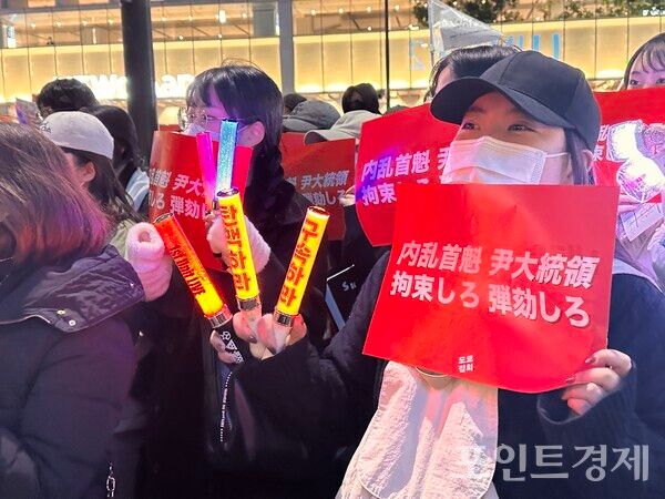 일본 도쿄 신주쿠옆 남쪽출구(新宿駅南口)에 윤석열 탄핵을 촉구하는 집회가 열리고 있다. ⓒ포인트경제 박진우 특파원
