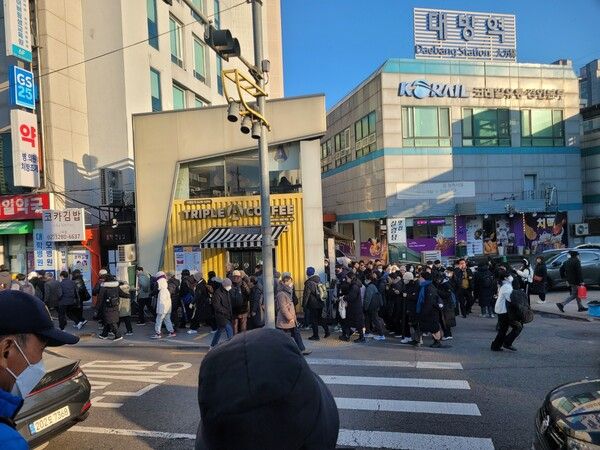 국회 앞 촛불집회 가는 시민들. 여의도쪽으로 가는 대중교통이 운행하지 않아서 대방역에서 부터 시민들이 걸어가고 있다.