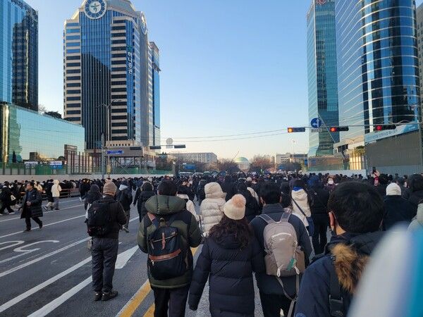 여의도 도로와 골목에서 수많은 사람들이 국회로 가고 있다.