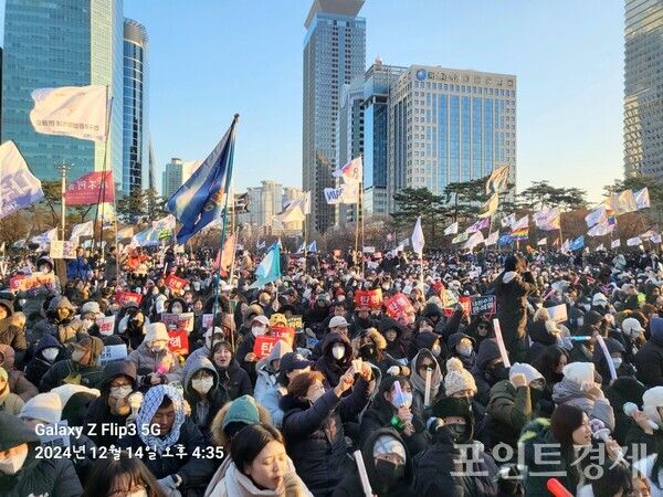 14일 오후 4시께 '윤석열 탄핵' 여의도 촛불집회에 참여하고 있는 시민들.&nbsp;ⓒ포인트경제