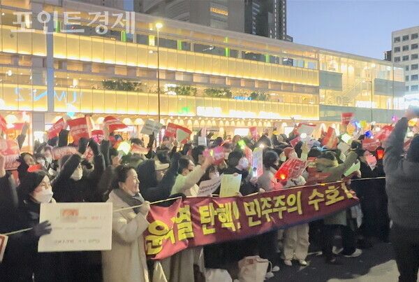14일 도쿄 신주쿠에서 '윤석열 탄핵 가결'에 기뻐 환호하는 시민들 ⓒ포인트경제 박진우 특파원