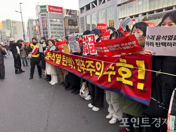 일본 도쿄&nbsp;신주쿠옆 남쪽출구(新宿駅南口)에 윤석열 탄핵을 촉구하는 집회가 열리고 있다.&nbsp;ⓒ포인트경제 박진우 특파원