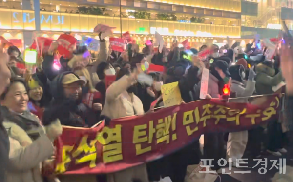 14일 도쿄 신주쿠에서 '윤석열 탄핵 가결'에 기뻐 환호하는 시민들&nbsp;ⓒ포인트경제 박진우 특파원