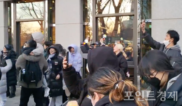 14일 오후 5시께 여의도 촛불집회에 참여하러 나온 시민들이 윤석열 대통령의 탄핵소추안 가결 소식에 기뻐하며 환호하고 있다.&nbsp;ⓒ포인트경제