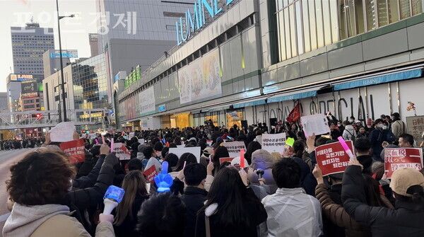 일본 신주쿠역 광장에서 윤대통령 탄핵 시위/ⓒ포인트경제 박진우 특파원