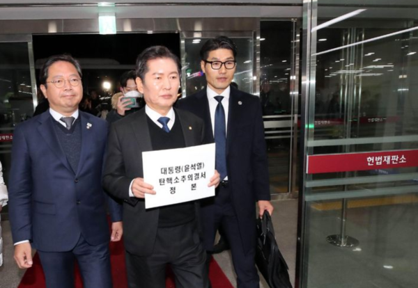윤석열 대통령에 대한 탄핵소추안 재표결이 가결된 14일 오후 서울 종로구 헌법재판소 민원실에서 정청래 국회 법제사법위원장 등이 윤석열 대통령 탄핵소추의결서를 제출하기 위해 이동하고 있다. /사진=뉴시스