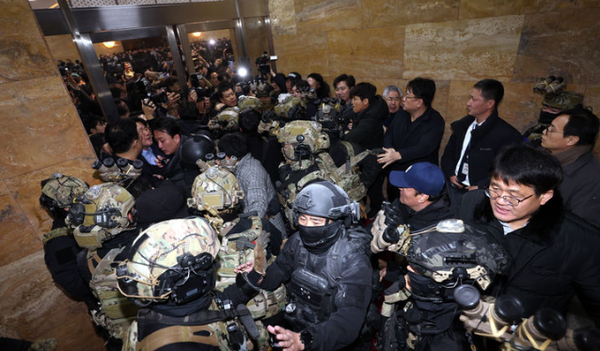 윤석열 대통령이 긴급 대국민 담화를 통해 비상계엄령을 발표한 가운데 4일 서울 여의도 국회 내부로 계엄군이 진입하자 보좌진들과 충돌하고 있다. 2024.12.04 / 출처 - 뉴시스 (포인트경제)