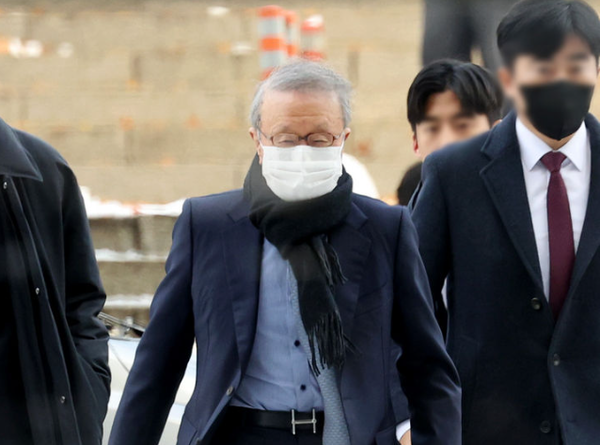 홍원식 전 남양유업 회장이 28일 오전 특정경제범죄 가중처벌법상 배임 혐의로 영장실질심사를 받기 위해 서울 서초구 서울중앙지법에 출석하고 있다. 2024.11.28 / 출처 - 뉴시스 (포인트경제)