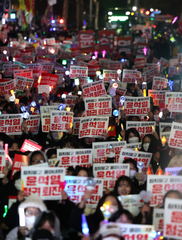9일 오후 인천 미추홀구 농수산물시장사거리에서 열린 '내란주범 윤석열 즉각 체포! 윤석열 탄핵! 국민의힘 해체! 사회대개혁 쟁취! 인천시민촛불' 집회에서 시민들이 팻말과 응원봉을 들고 구호를 외치고 있다. /사진=뉴시스