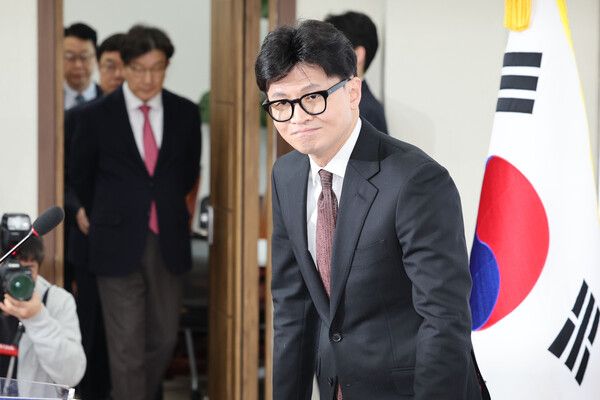 한동훈 국민의힘 대표가 16일 오전 서울 여의도 국회에서 열린 당대표 사퇴 기자회견에서 인사하고 있다. /사진=뉴시스
