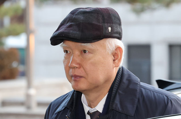 정형식 헌법재판관이 17일 서울 종로구 헌법재판소로 출근하고 있다. 2024.12.17 / 출처-뉴시스 (포인트경제)