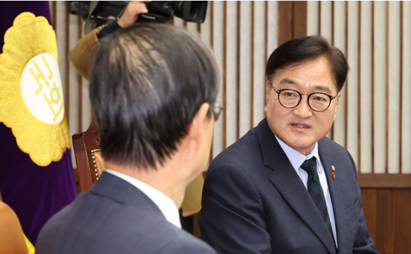 우원식 국회의장이 15일 오후 서울 여의도 국회에서 한덕수 대통령 권한대행 겸 국무총리를 접견하며 발언하고 있다. 2024.12.15 / 출처 - 뉴시스 (포인트경제)