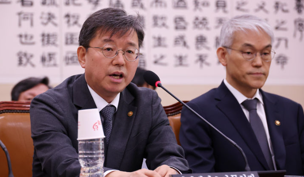 김정원(왼쪽) 헌법재판소 사무처장이 17일 오후 서울 여의도 국회에서 열린 법제사법위원회의 12.3 비상계엄 사태 현안질의에서 의원 질의에 답변하고 있다. 오른쪽은 천대엽 법원행정처장. 2024.12.17 / 출처 - 뉴시스 (포인트경제)