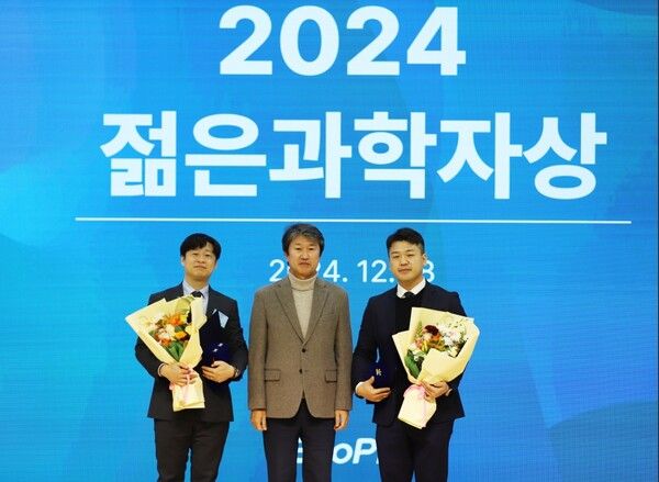 에코프로&nbsp;포항캠퍼스에서&nbsp;18일에&nbsp;열린&nbsp;제2회&nbsp;에코프로&nbsp;젊은&nbsp;과학자상&nbsp;시상식에서&nbsp;환경&nbsp;분야&nbsp;수상자&nbsp;울산과학기술원&nbsp;화학과&nbsp;심교승&nbsp;교수(왼쪽),&nbsp;송호준&nbsp;에코프로&nbsp;대표(가운데),&nbsp;에너지&nbsp;분야&nbsp;수상자&nbsp;연세대학교&nbsp;신소재공학과&nbsp;이홍경&nbsp;교수가&nbsp;기념&nbsp;사진을&nbsp;촬영하고&nbsp;있다.