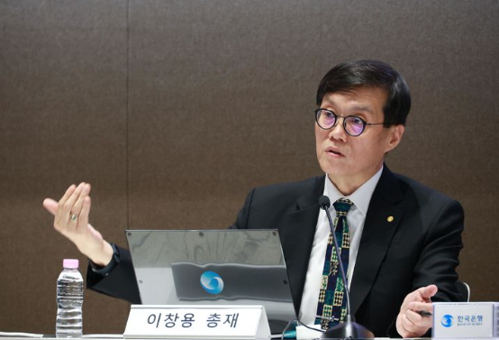 이창용 한국은행 총재가 18일 오후 서울 중구 한국은행에서 열린 물가안정목표 운영상황 점검 설명회에서 발언하고 있다 2024.12.18 / 출처 - 한국은행, 뉴시스 (포인트경제)