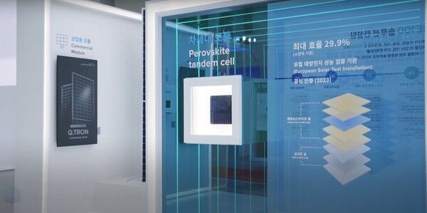 한화큐셀이 자체 개발 및 제작한 탠덤 셀.&nbsp;2024년&nbsp;4월 대구에서 열린 국제그린에너지엑스포 한화큐셀 전시 부스에 한화큐셀이 자체 개발하고 제작한 탠덤 셀이 전시되어 있다 /한화솔루션 큐셀부문 제공