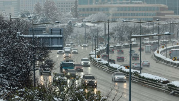 수도권 등 곳곳에 '대설경보'가 지속하며 강한 눈이 이어지고 있는 지난달 28일 오전 서울 영등포구 당산역 인근에서 차량들이 지나가고 있다. 한편 지난달 27일 서울은 117년 만에 11월 중 가장 많은 눈이 내렸다. /사진=뉴시스