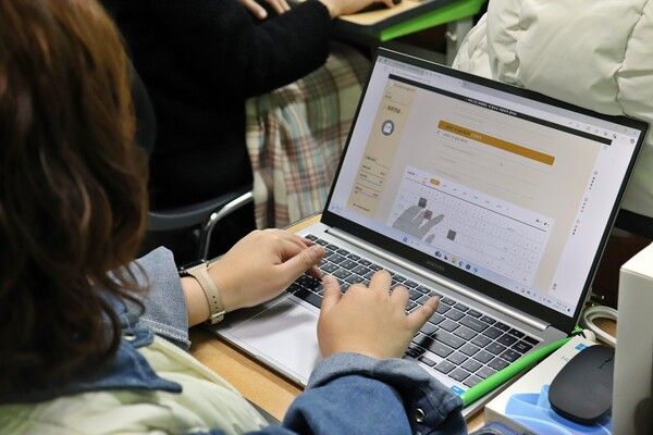 한컴이 지원한 기기로 한컴타자 서비스를 체험하고 있다. /한글과컴퓨터 제공