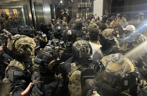 윤석열 대통령이 긴급 대국민 담화를 통해 비상계엄령을 발표한 가운데 4일 서울 여의도 국회 앞에서 군인들이 국회 안으로 진입을 시도하고 있다. /사진=뉴시스